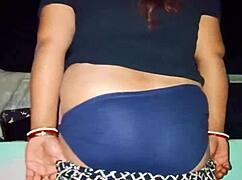 Indian daring wife strips naked on hotel lawn as bold Mou Bhabi desi amateur