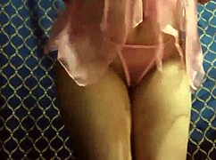 Pinay milf shows off her sweet ass while sexy dancing
