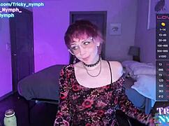 short haired alt mommy teasin’ ya real good