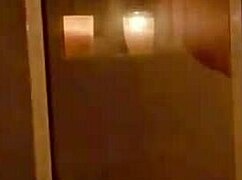 cita de tinder lleva a un encuentro en la ducha