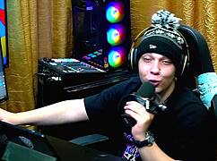 Ela ficou de quatro na mesa e empinou para o apresentador bem gostoso - bia ruiva podcast p�pum no barraco completo no red sheer