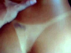 Novinha peladinha no sofá dando pro vizinho completo no red 😏