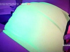 Morena safada foge da festa para chupar no quarto escuro