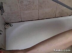 Does yanks brunette milf sunshine get naughty in the tub?
