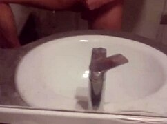 jeune gay se masturbe tout seul 😏