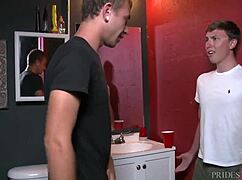 jovens se pegando no banheiro da boate com anal