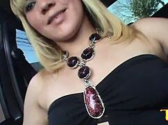 A Loira Levou Uma Gozada Dentro Da Buceta No Carro No Meio Da Rua - Giselle Bithenkur.