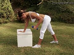 cinthia fernandez does arm exercise for body secrets