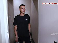 Mamando o Entregador da Vendinha com Paixão e Tesão no Cu Apertado. Ele Geme Alto!