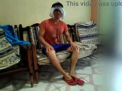 las enfermeras son las mas zorras invita al paciente a casa y en su llegada comienzan a tener sexo y el hombre la va a penetrar con su gran pene porno casero de enfermera caliente.