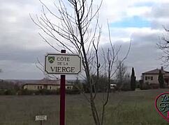 Alice, novice coquine, se fait baiser par son collègue, oops.