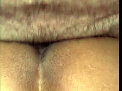 soquei meu pau grande na buceta da mulher do meu amigo até gozar muito em cima dela 😈