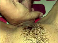 soquei meu pau grande na buceta da mulher do meu amigo até gozar muito em cima dela 😈