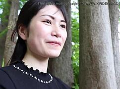 嘿，看这个性感日本妻子Jun-San被拍硬核动作