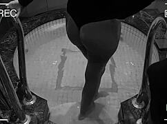 Cámara De Vigilancia Capta A Esposa Infiel En El Jacuzzi Del Hotel