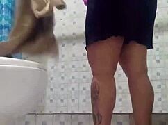 camara oculta en la ducha - espiando a mi madrastra madura