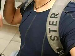 Mamador de Boca nas Picas no Banheiro do Metrô