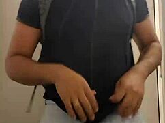 Mamador de Boca nas Picas no Banheiro do Metrô