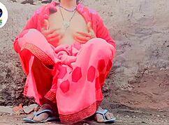 Bhābhī lifts saree for intense finger play