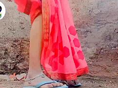 Bhābhī lifts saree for intense finger play