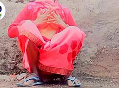 Bhābhī lifts saree for intense finger play