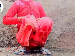 Bhābhī lifts saree for intense finger play