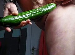 嘿，看这个奶奶用黄瓜塞她毛茸茸阴道！