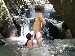 no verao nada melhor que dar o anus na cachoeira goza no cu