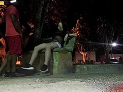 Um Cara Fudido Não Pode Paga O Motel E Quis Sexo Com Duas Garotas Em Praça Após Uma Festa Em Cidade Do Interior