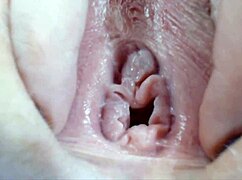 特写剥落指甲油玻璃假阳具高潮