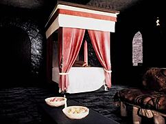 A naive king encounters a burglar in a 3D cartoon fantasy