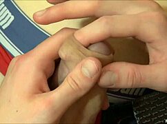 像这些小骚货男孩一样有过第一次肛交吗？