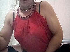 Travesti avec un gode pour du plaisir intense