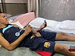 primo hetero batendo uma e eu resolvi aliviar ele