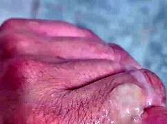 punheta e gozada no banho com twink brasileiro sexy