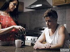 继子用大屌要求干两个继母