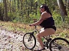 Stepmom’s Jean Shorts Too Tight, Flashing Brunette Asshole at Gym