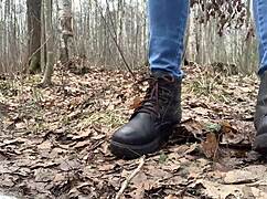 树林里没人偷尿她内裤