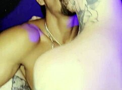 Sexo a Tres na Area de Fumantes da Balada