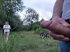 天哪，我在热辣女孩附近闪现我的鸡巴，她想看我射！