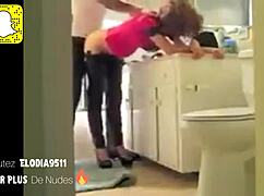 Salop française se fait baiser dans la cuisine par son voisin