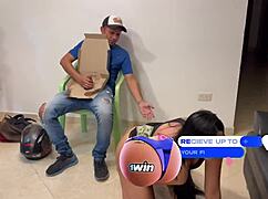 I seduce the pizza delivery man and end up fucking him until I get all his cum - Melany Latina
