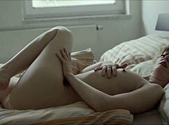 i'm a czech babe masturbatin' in bed, come join me and play with my vagina