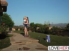 Giantess And Petite Adventures