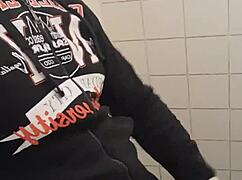 I can't believe the safadeza in the gym bathroom, adrenaline pumping with these hot machos in sheer clothes!