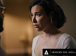 凯西·卡尔弗特的偷偷性爱变成狂野群交