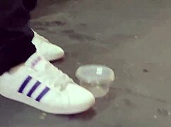 嘿，你看到公交站那个巨屌小鲜肉没？啥来头？