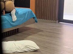 pervertido caliente sorprende a nalgona con uniforme escolar es follandose el culo y se masturba hasta terminar con una enorme corrida en el suelo