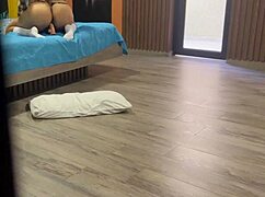 pervertido caliente sorprende a nalgona con uniforme escolar es follandose el culo y se masturba hasta terminar con una enorme corrida en el suelo