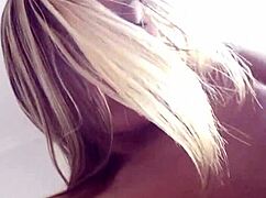 la rubia cabalga como experta vaquera